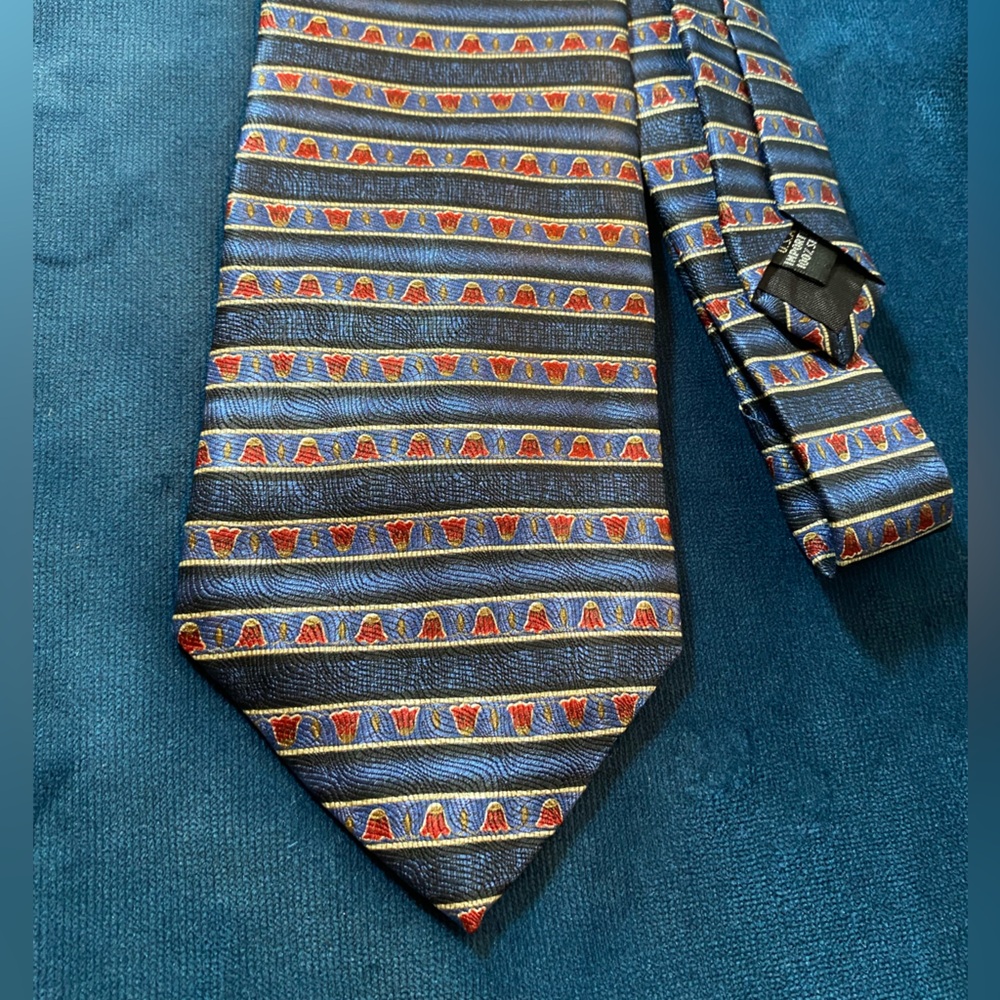 Geoffrey Beene Men’s 100% silk tie. Beautiful horizontal stripe pattern.